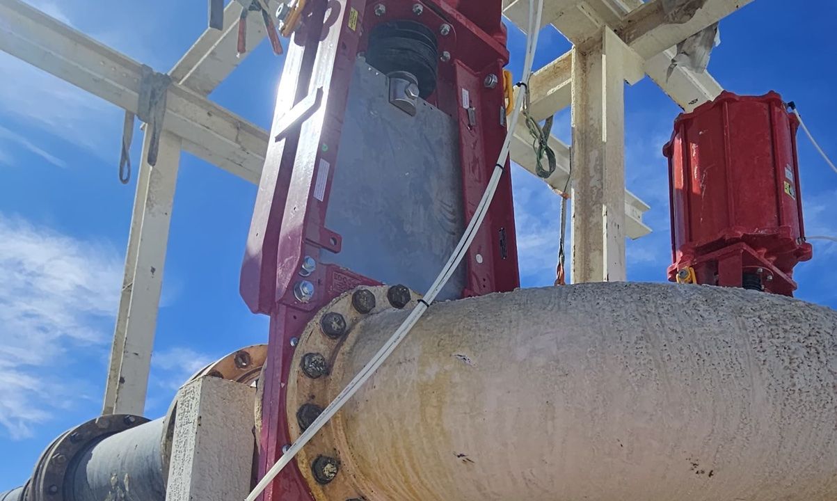 Válvula de cuchillo con actuador neumático instalada en la línea de la planta MOP H II